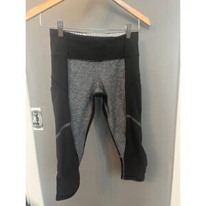 lululemon athletica size 4 Crop capri black and gray